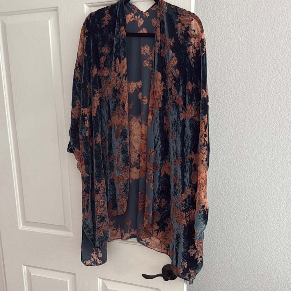 Lovestitch Chic Velvet Floral Kimono